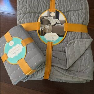 Twin quit with standard sham